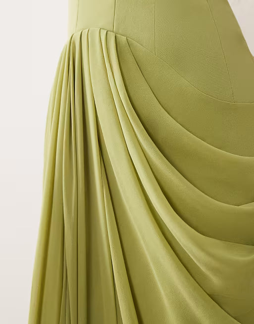 ARRANGE – Hybrid-Maxikleid in Grün mit tiefem Ausschnitt