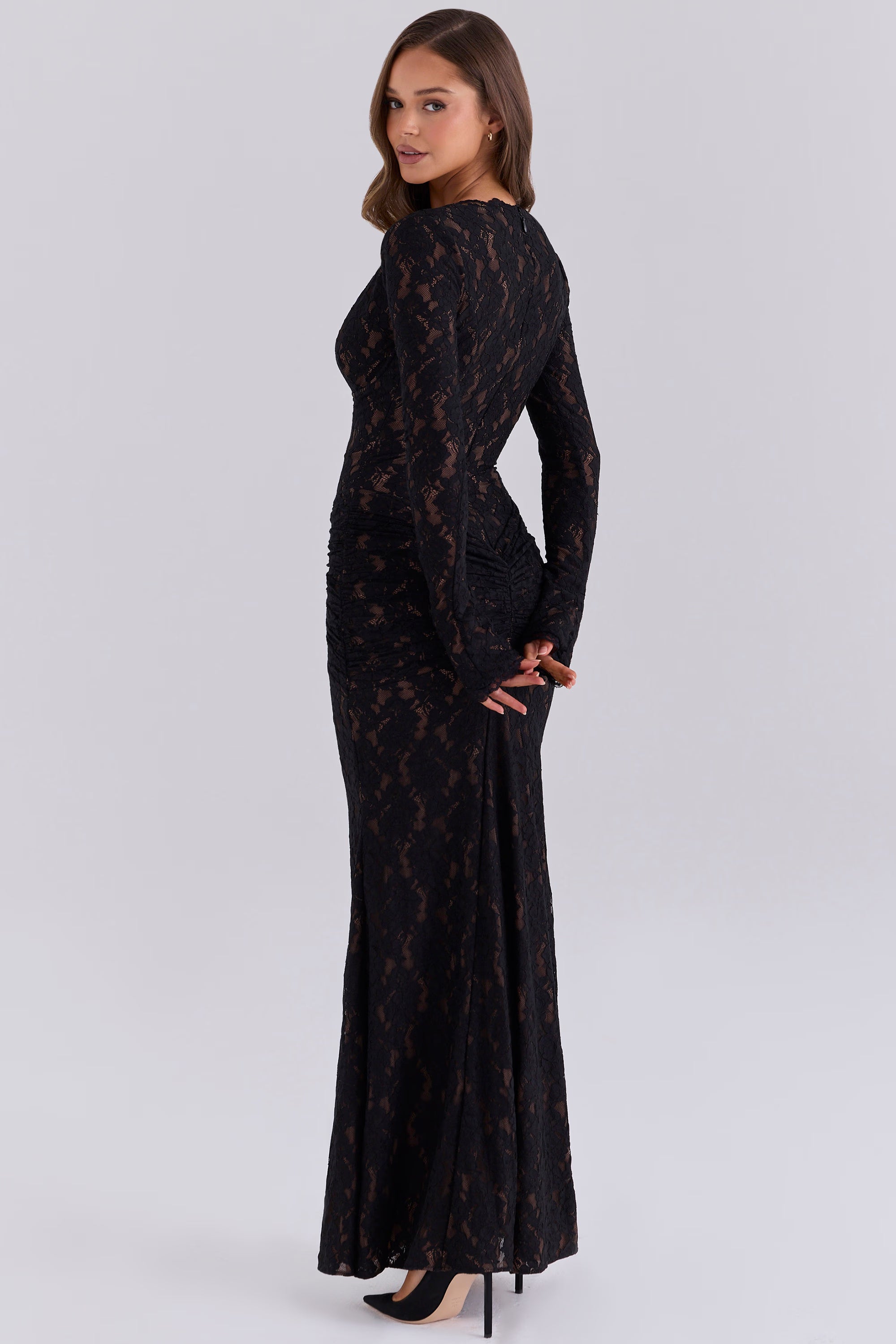 Nylah Robe maxi en dentelle noire minuit à encolure plongeante et manches longues