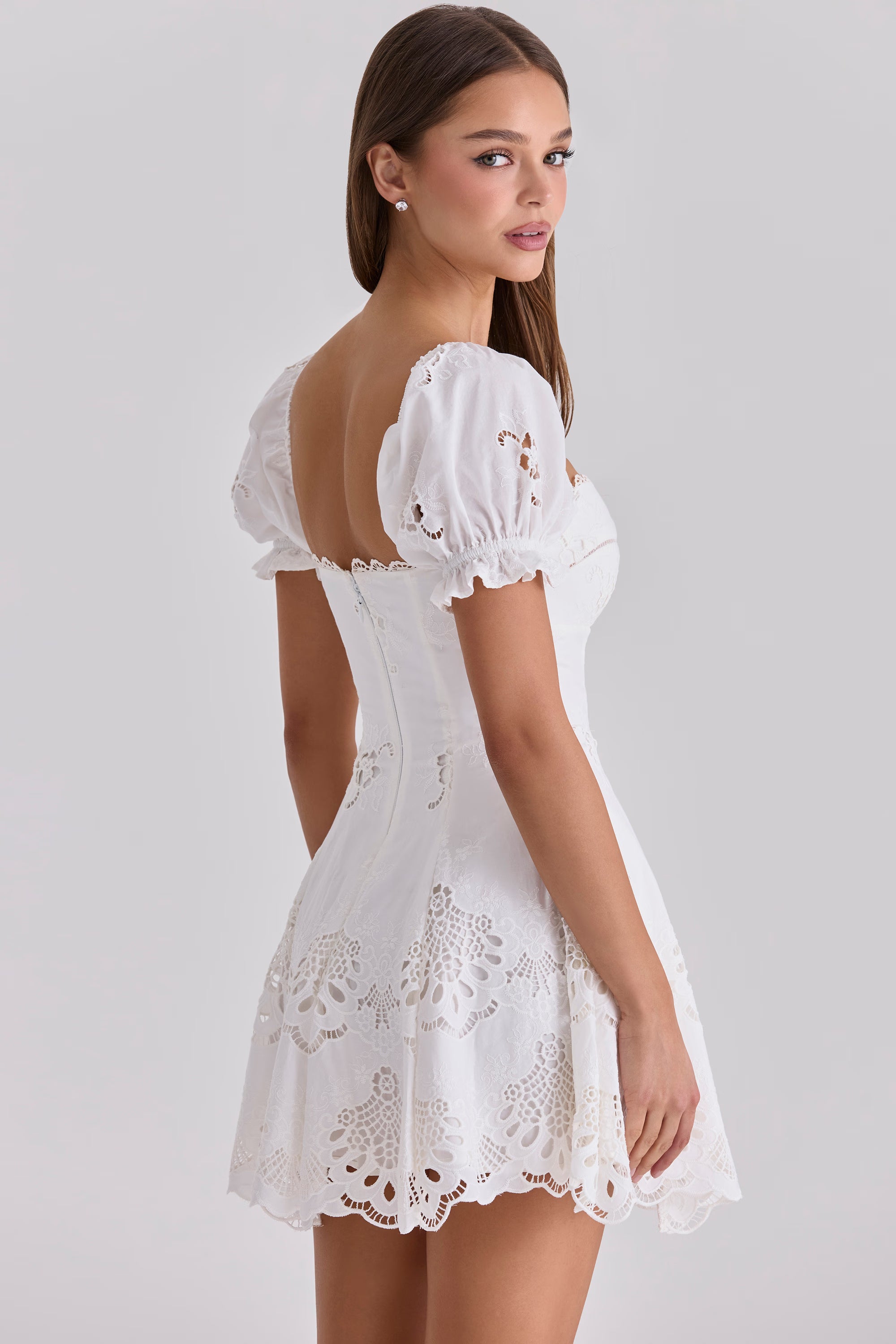 Lavina mini-robe blanche en dentelle personnalisée + broderie anglaise en coton