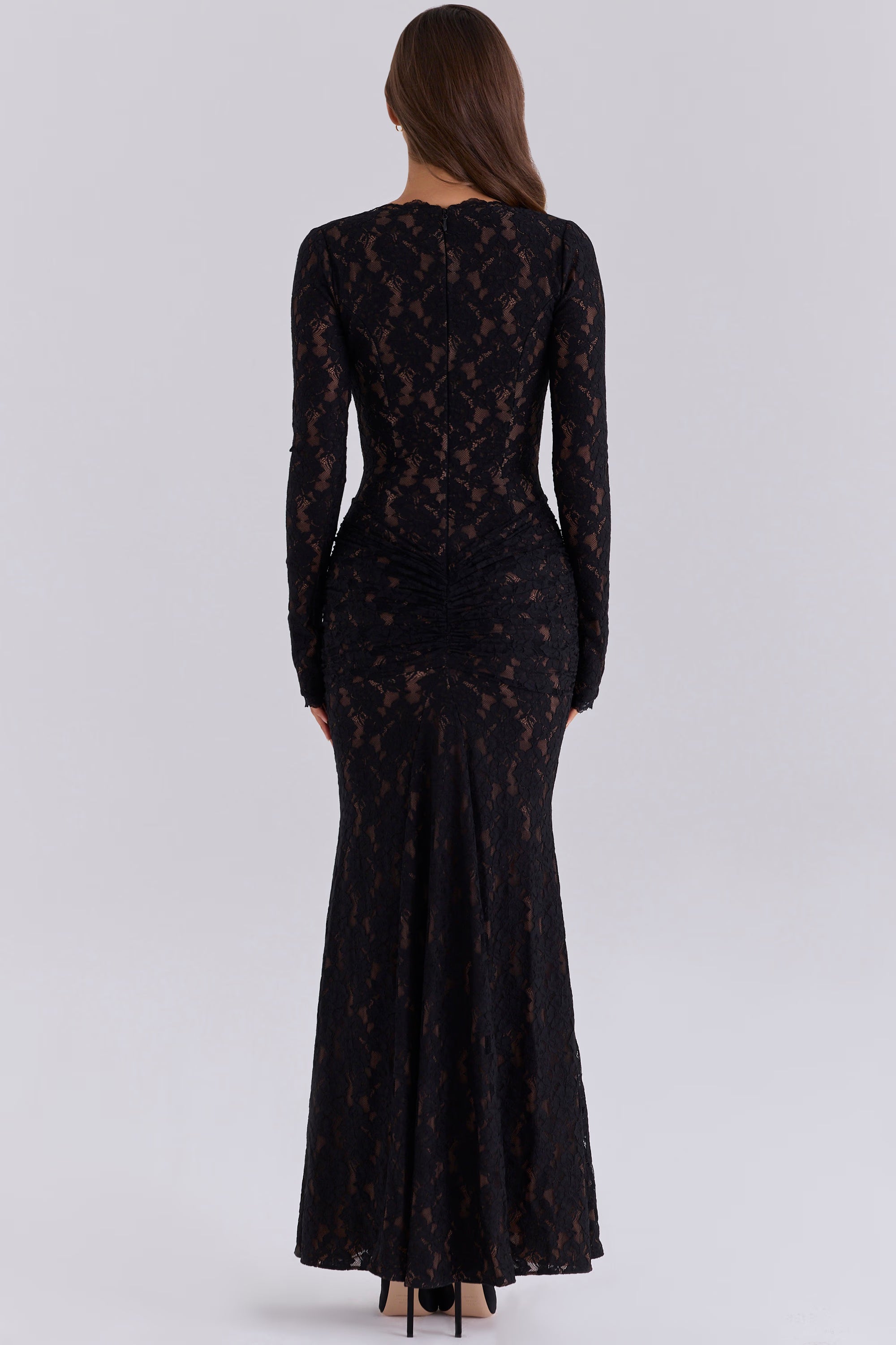Nylah Robe maxi en dentelle noire minuit à encolure plongeante et manches longues