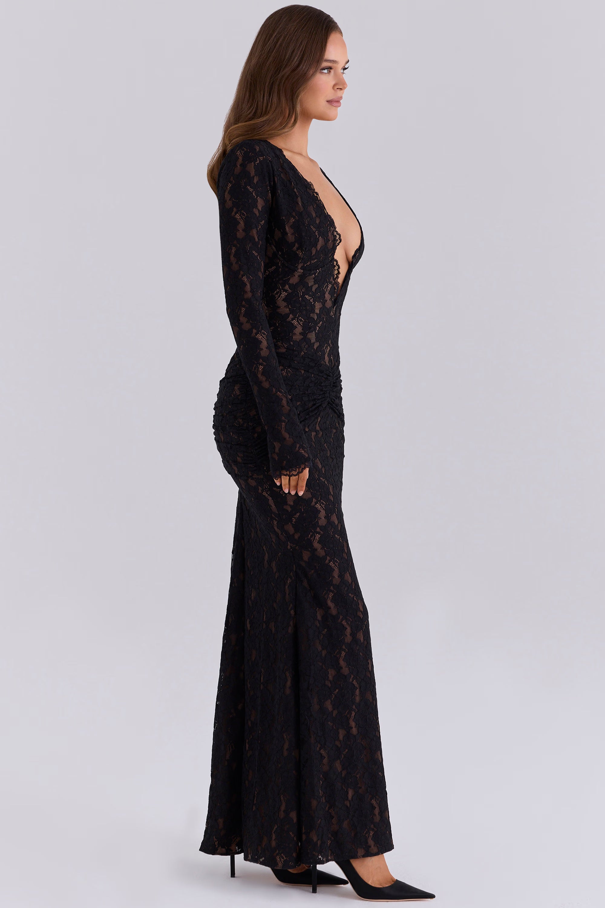 Nylah Robe maxi en dentelle noire minuit à encolure plongeante et manches longues