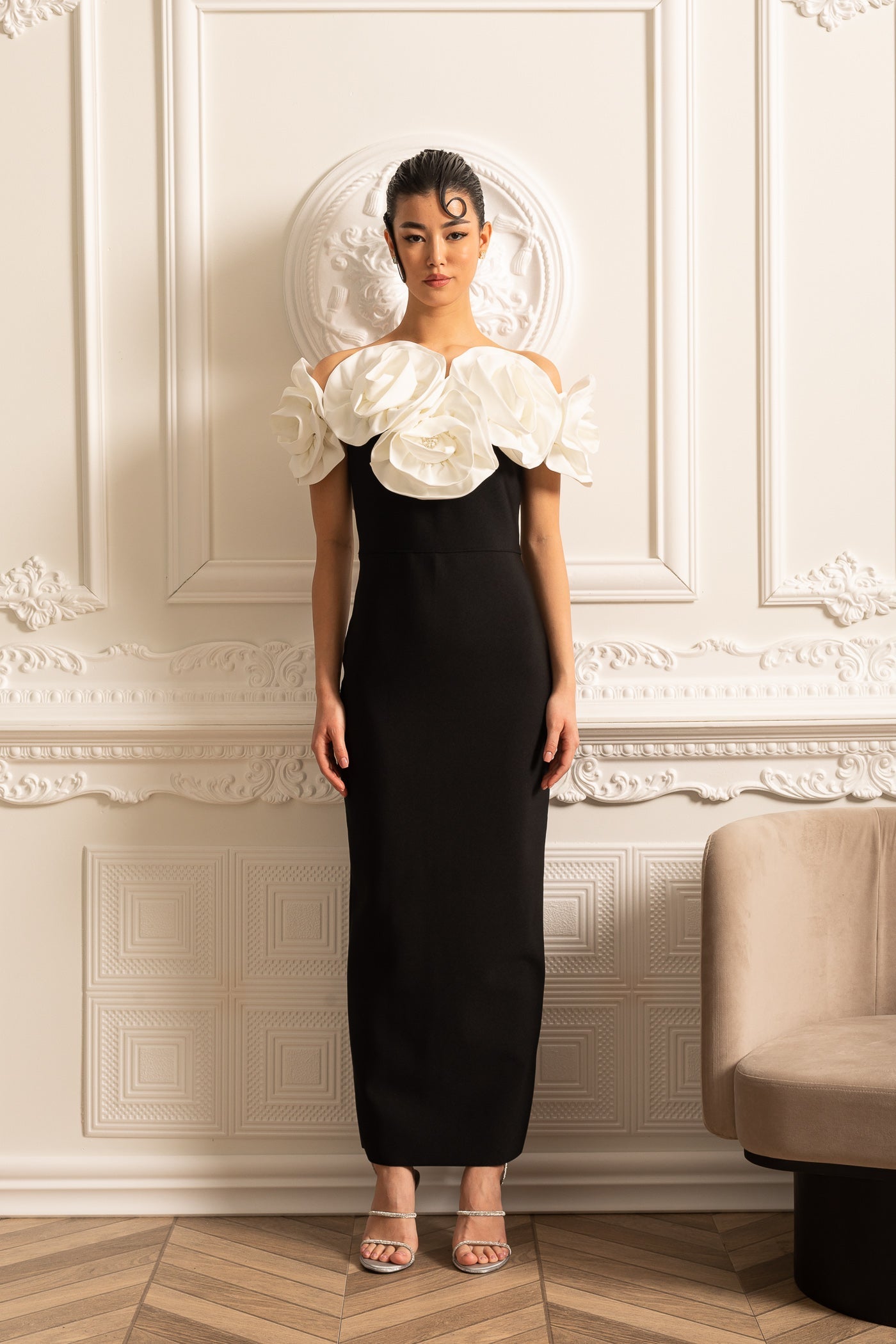Fitted Gown With Large White Floral Embellishments - Black - S