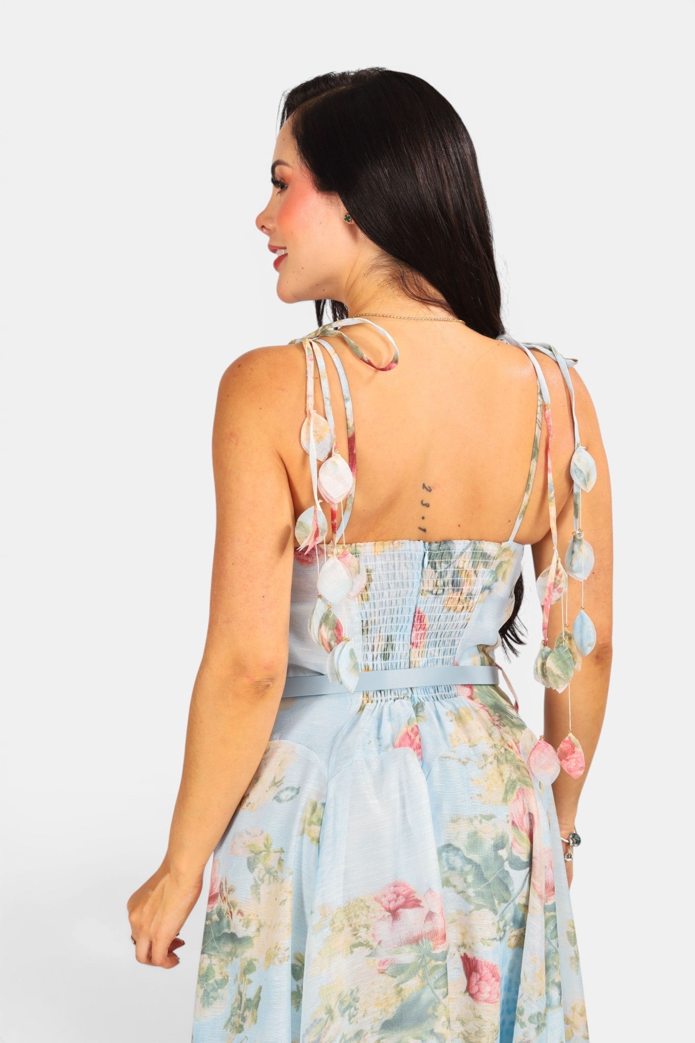 Vestido Azul largo con escote cruzado y estampado floral.