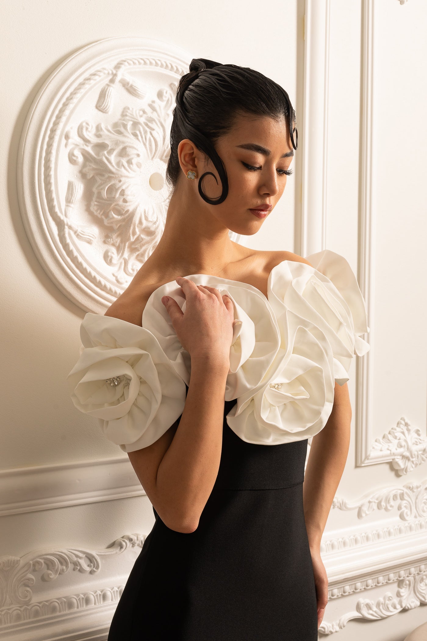Fitted Gown With Large White Floral Embellishments - Black - S